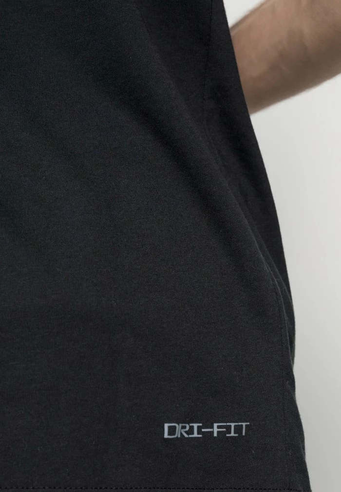 Nike Sportswear Basic T-shirt - Black - Image 5