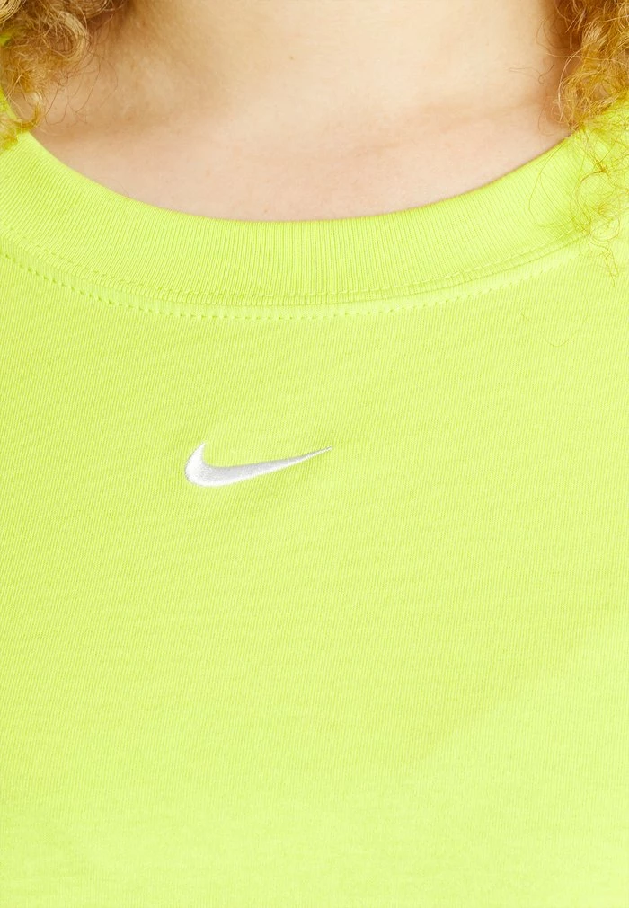 Nike Sportswear PLUS - Basic T-shirt - Atomic Green/(white) - Image 7