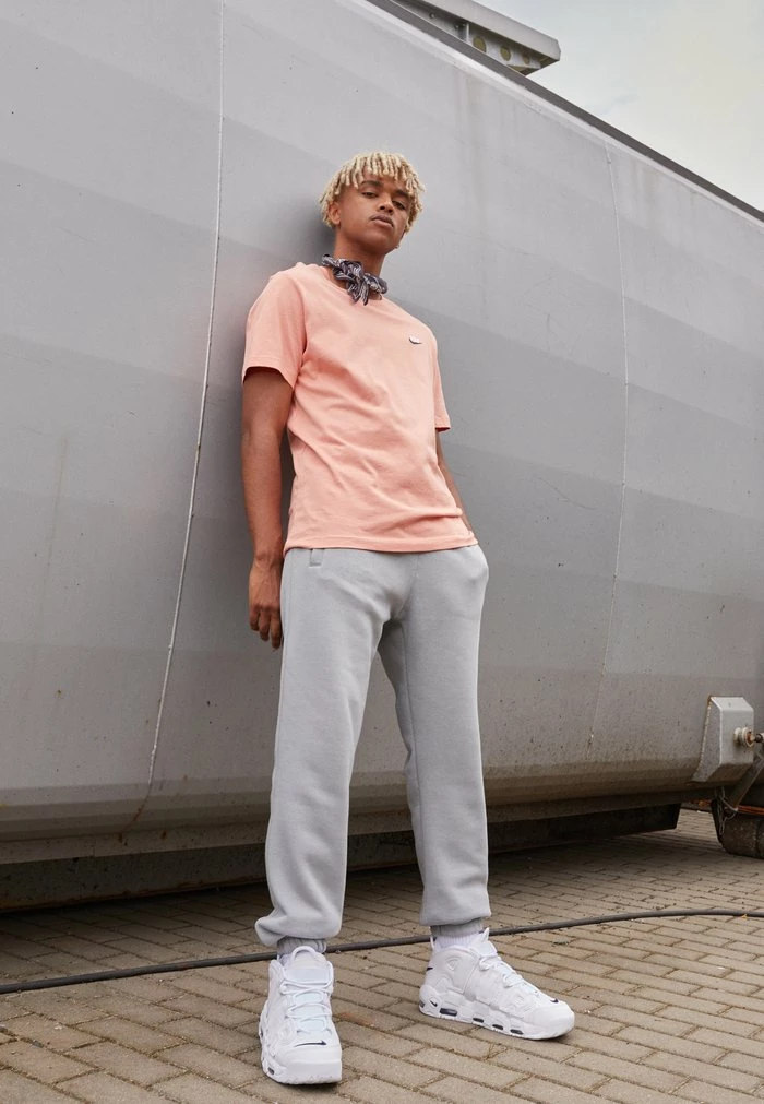 Nike Sportswear CLUB TEE - Basic T-shirt - Madder Root