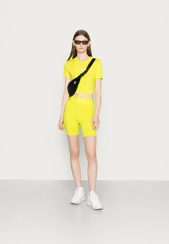 Nike Sportswear TEE SLIM - Basic T-shirt - Atomic Green - Image 2