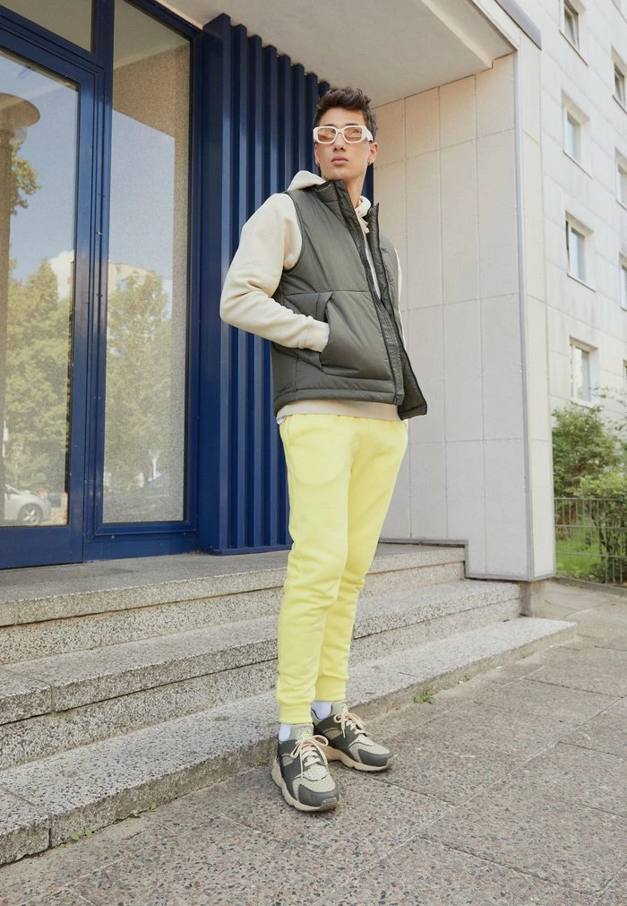 Nike Sportswear CLUB - Tracksuit Bottoms - Yellow Strike