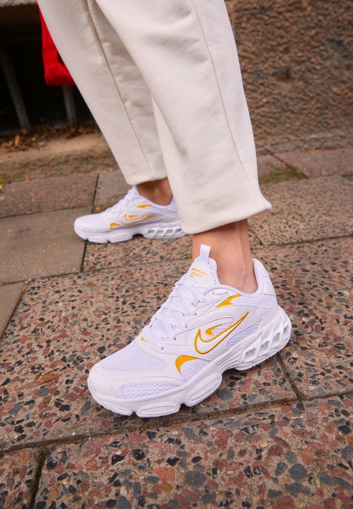 Nike Sportswear W ZOOM AIR FIRE SNKR - Trainers - White/university Gold - Image 2