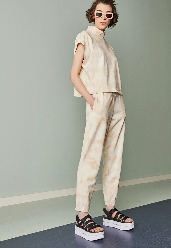 Nike Sportswear DYE - Tracksuit Bottoms - Sanddrift/white