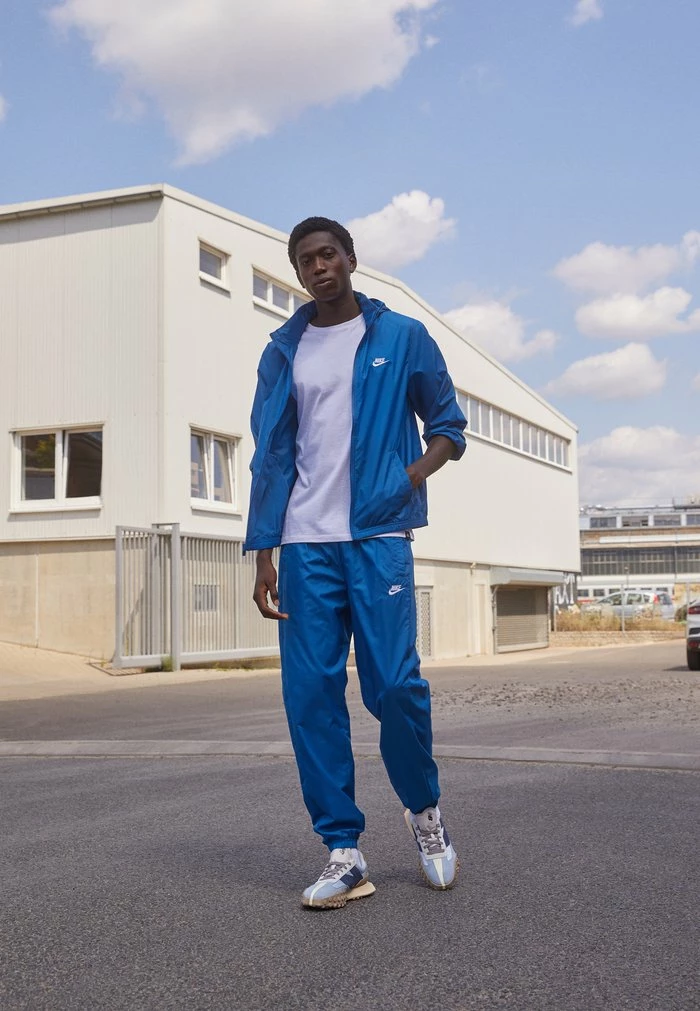 Nike Sportswear CLUB TRACK SUIT - Tracksuit - Dark Marina Blue/white