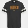Nike Sportswear RETRO TEE - Print T-shirt - Smoke Grey