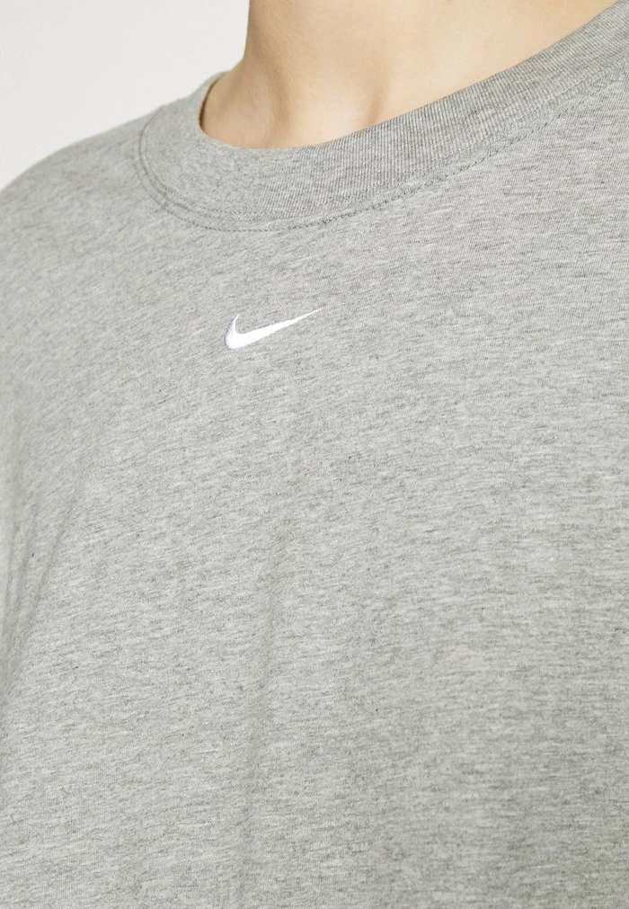 Nike Sportswear PLUS - Basic T-shirt - Grey Heather/white - Image 6