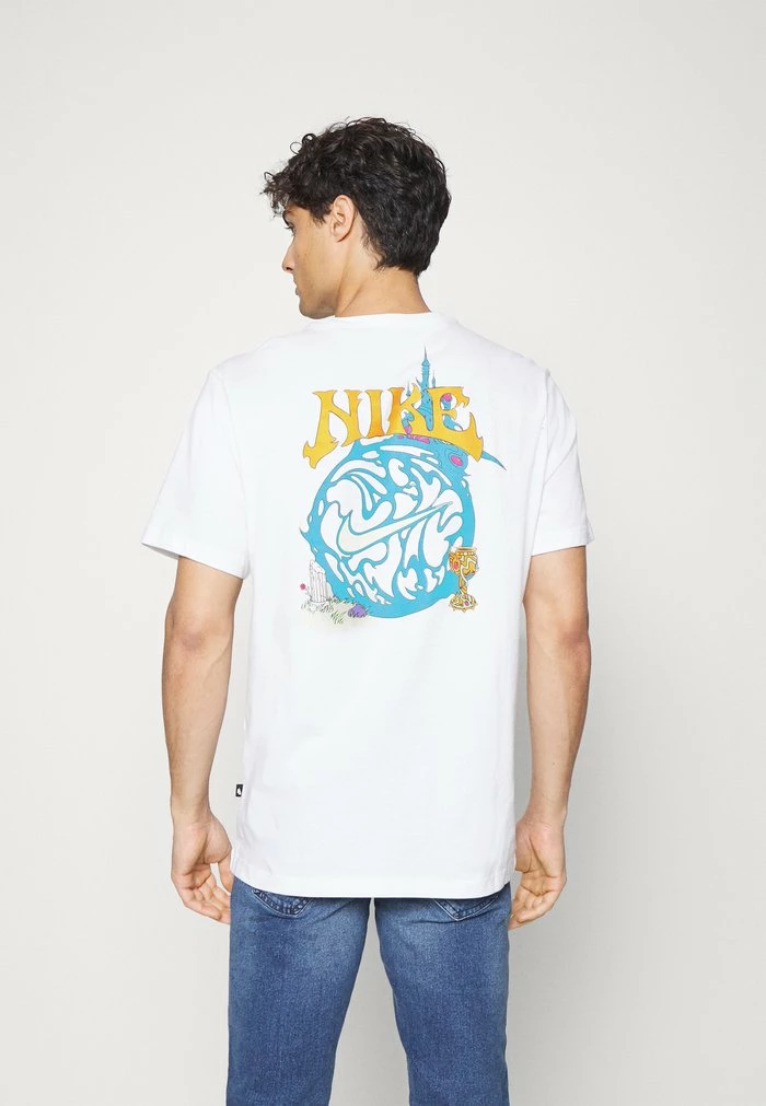 Nike Sportswear TEE FANTASY - Print T-shirt - Summit White - Image 3
