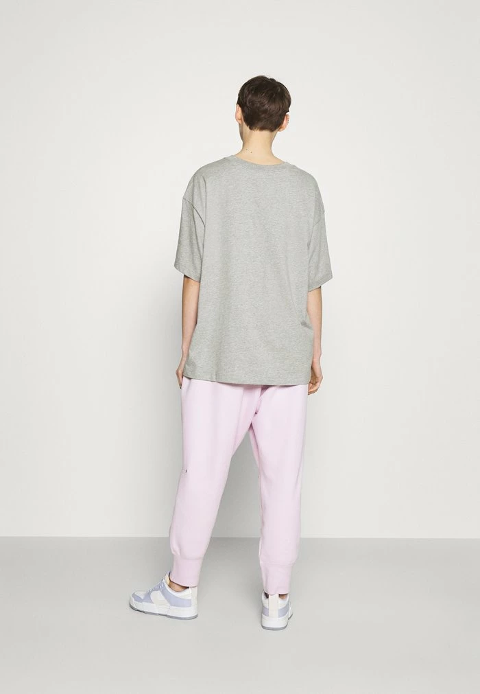 Nike Sportswear PLUS - Basic T-shirt - Grey Heather/white - Image 3