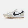 Nike Sportswear AIR PEGASUS 83 - Trainers - White/black/brown
