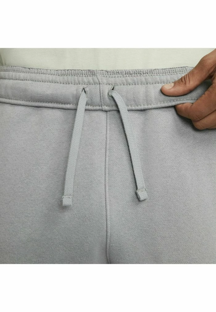 Nike Sportswear CLUB - Tracksuit Bottoms - Particle Grey Particle Grey White - Image 5