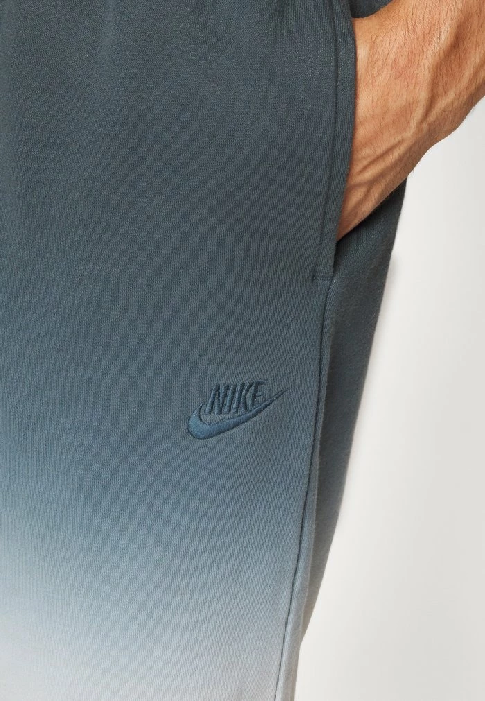 Nike Sportswear CLUB DIP DYE - Shorts - Dark Smoke Grey/light Smoke Grey - Image 8