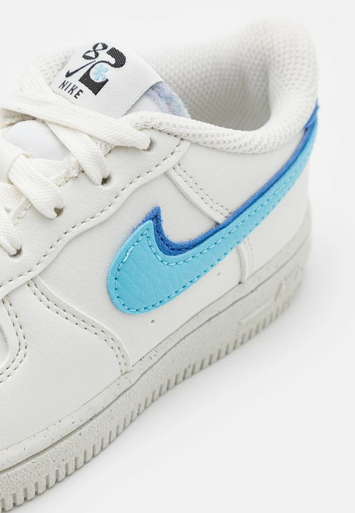 Nike Sportswear FORCE 1 LV8 2 UNISEX - Trainers - Sail/blue Chill/medium Blue/black - Image 6