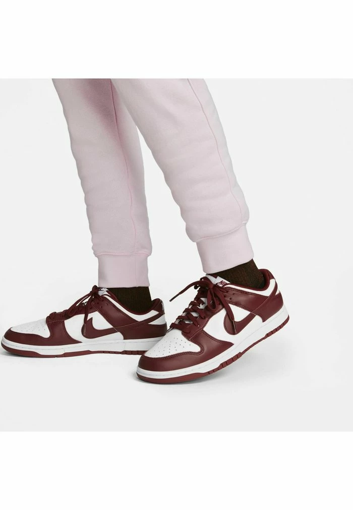 Nike Sportswear CLUB - Tracksuit Bottoms - Pink Foam Pink Foam White - Image 4