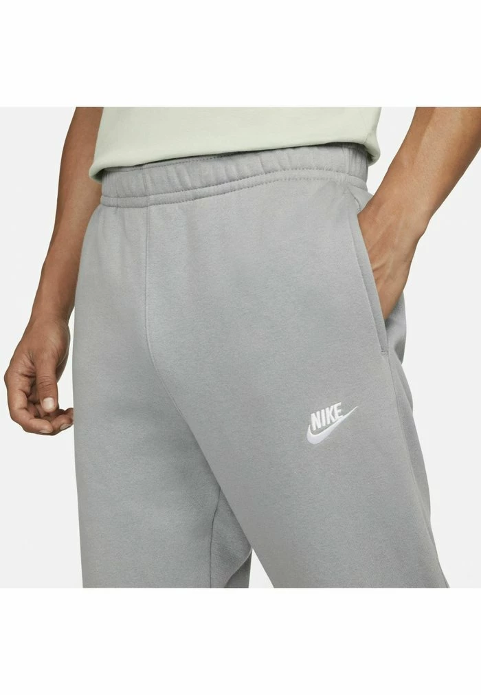 Nike Sportswear CLUB - Tracksuit Bottoms - Particle Grey Particle Grey White - Image 4