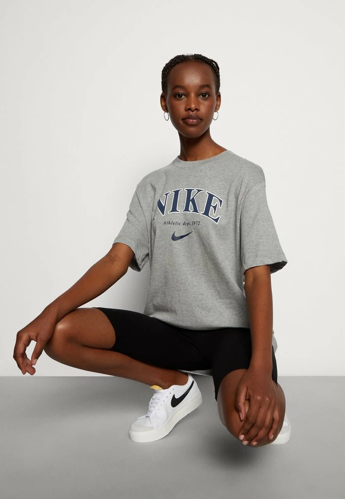 Nike Sportswear LOOSE FIT TEE - Print T-shirt - Grey - Image 4