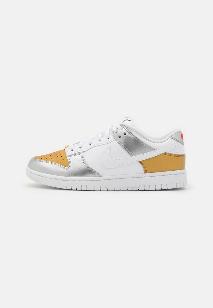 Nike Sportswear DUNK SE ARLM 2 - Trainers - Gold/white/silver/university Red - Image 2