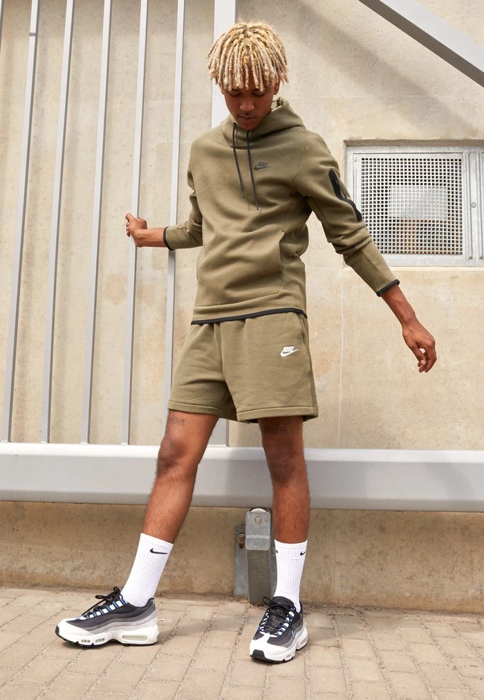 Nike Sportswear CLUB - Shorts - Medium Olive/white