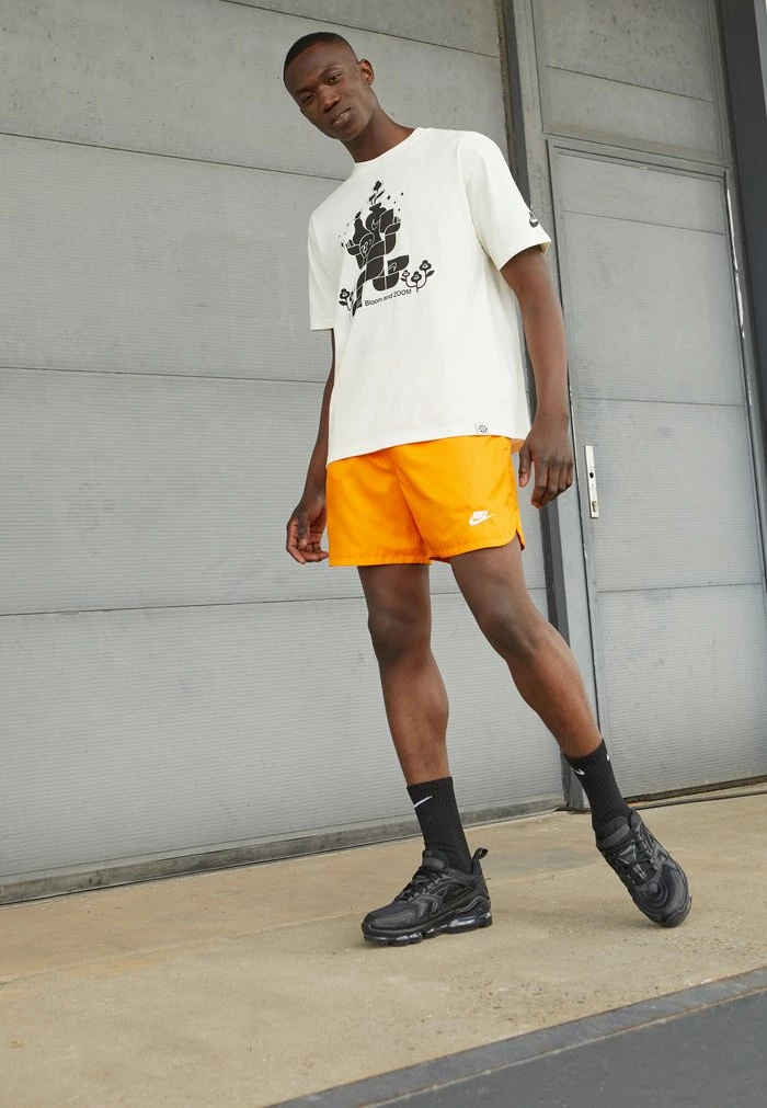 Nike Sportswear CLUB FLOW - Shorts - Kumquat/white