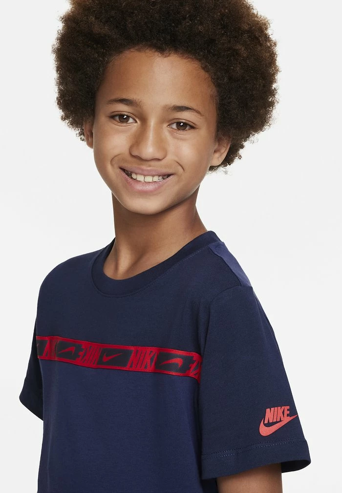 Nike Sportswear REPEAT TEE UNISEX - Print T-shirt - Midnight Navy/obsidian/(university Red) - Image 4