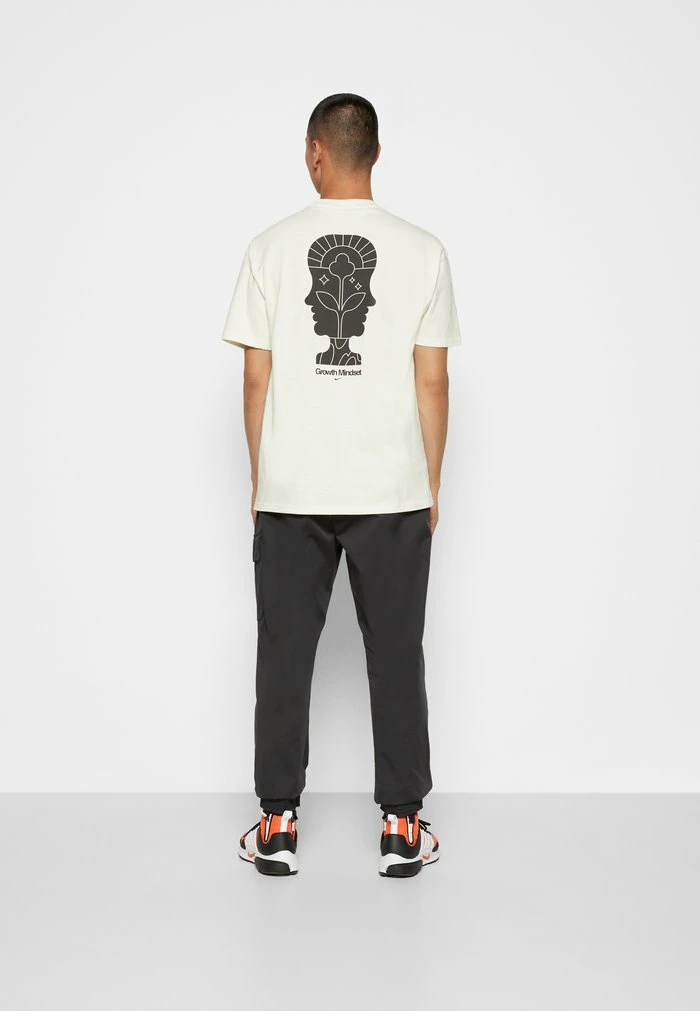 Nike Sportswear SUST TEE - Print T-shirt - Sail - Image 4