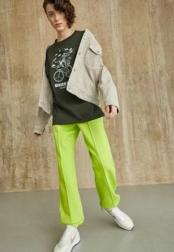 Nike Sportswear PANT - Tracksuit Bottoms - Atomic Green/white