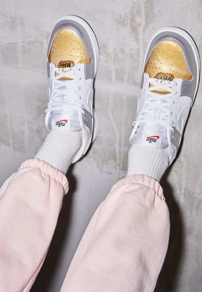 Nike Sportswear DUNK SE ARLM 2 - Trainers - Gold/white/silver/university Red - Image 3