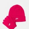 Nike Sportswear GIRLS CLUB BEANIE GLOVE UNISEX SET - Gloves - Rush Pink