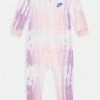 Nike Sportswear PRINTED CLUB FOOTED COVERALL - Sleep Suit - Arctic Punch