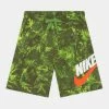 Nike Sportswear WASHED - Shorts - Chlorophyll