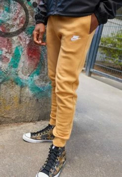 Nike Sportswear CLUB - Tracksuit Bottoms - Elemental Gold/white
