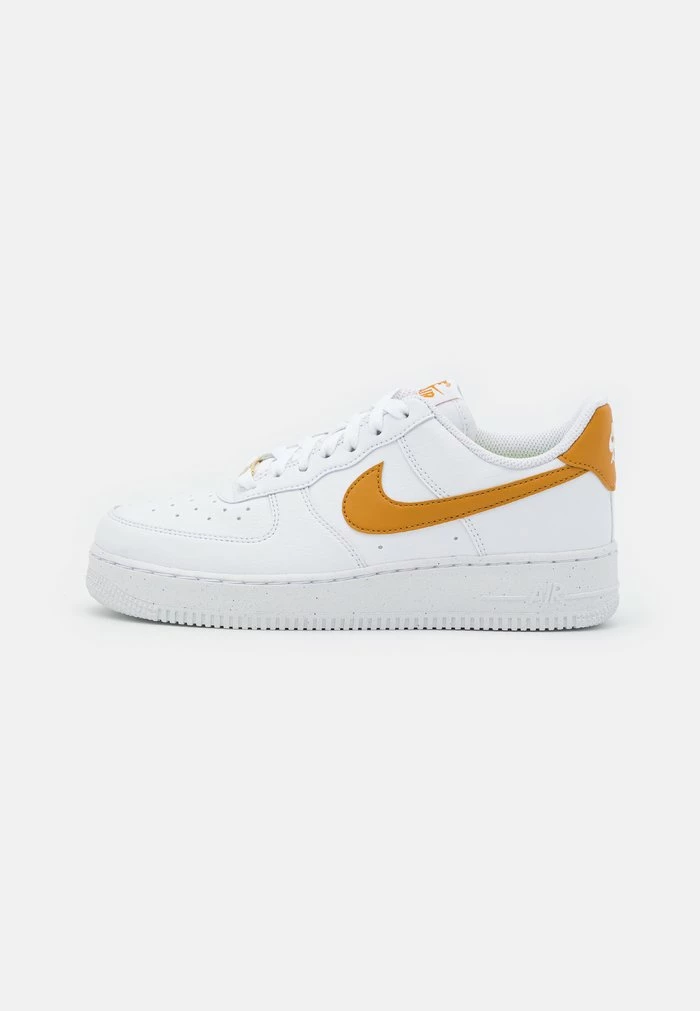 Nike Sportswear AIR FORCE 1 - Trainers - White/gold