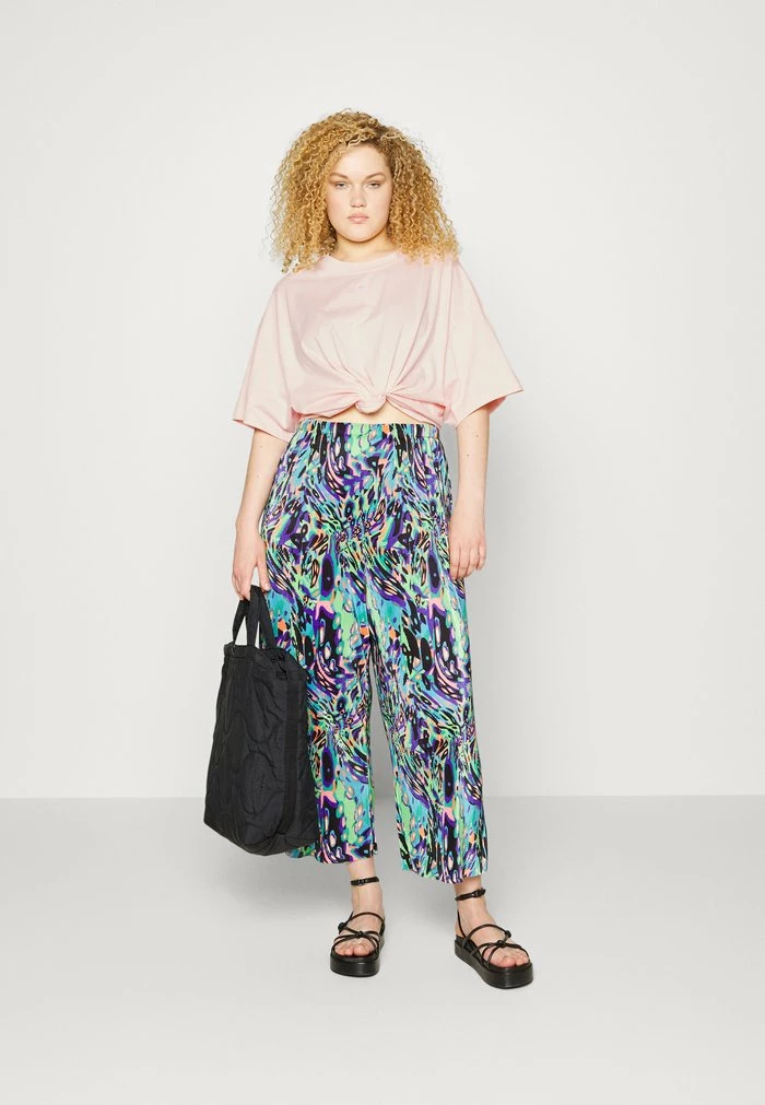 Nike Sportswear PLUS - Basic T-shirt - Atmosphere/white - Image 2