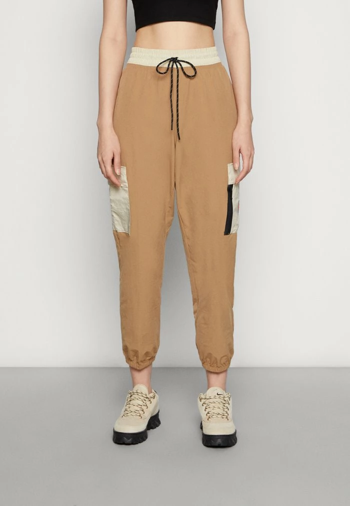 Nike Sportswear PANT - Cargo Trousers - Driftwood/rattan/safety Orange