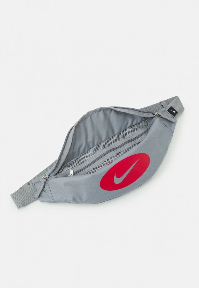 Nike Sportswear HERITAGE WAIST PACK UNISEX - Bum Bag - Particle Grey/university Red - Image 3