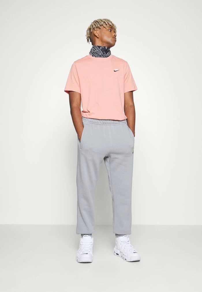 Nike Sportswear CLUB TEE - Basic T-shirt - Madder Root - Image 2