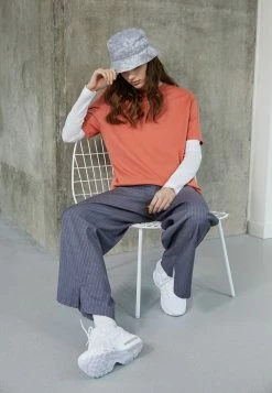 Nike Sportswear TEE - Basic T-shirt - Madder Root/white