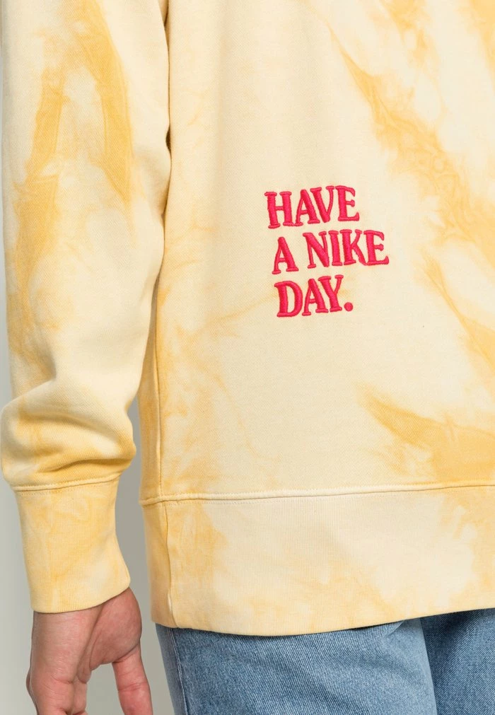 Nike Sportswear CREW - Sweatshirt - Sanded Gold - Image 5