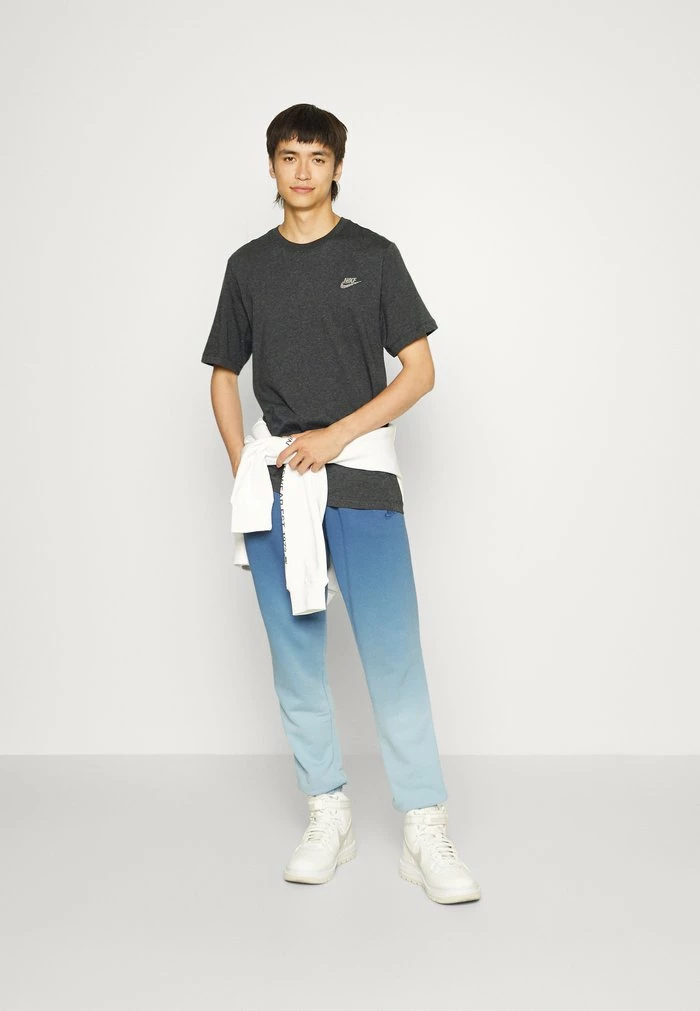 Nike Sportswear CLUB TEE - Print T-shirt - Black - Image 2