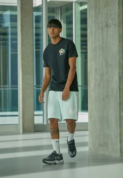 Nike Sportswear CLUB - Shorts - Barely Green