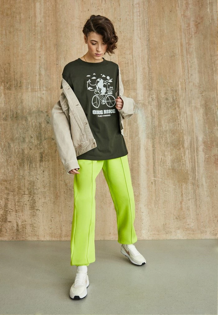 Nike Sportswear TEE EARTH DAY - Print T-shirt - Sequoia