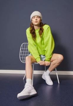 Nike Sportswear OVERSIZED - Sweatshirt - Atomic Green/white