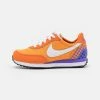 Nike Sportswear WAFFLE TRAINER 2 SE UNISEX - Trainers - Kumquat/white/psychic Purple/court Purple