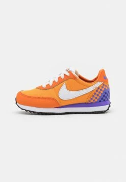 Nike Sportswear WAFFLE TRAINER 2 SE UNISEX - Trainers - Kumquat/white/psychic Purple/court Purple