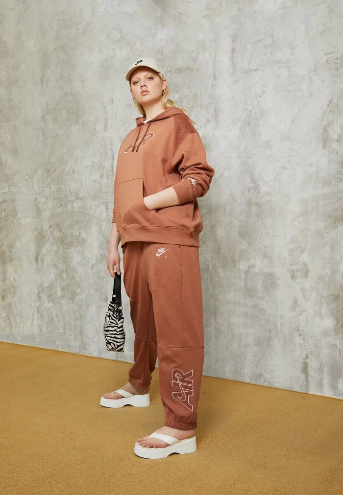 Nike Sportswear AIR PANT PLUS - Tracksuit Bottoms - Mineral Clay/red Bark/pink Oxford