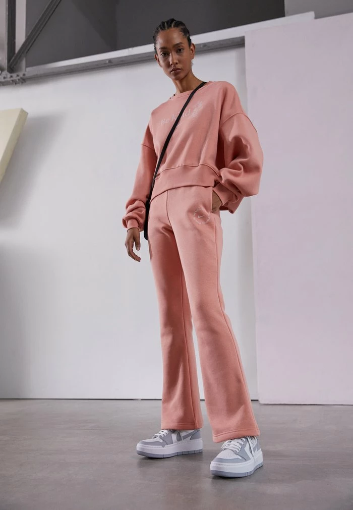 Nike Sportswear TREND - Tracksuit Bottoms - Madder Root