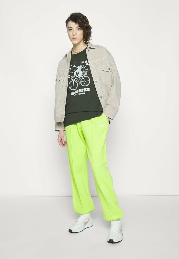 Nike Sportswear TEE EARTH DAY - Print T-shirt - Sequoia - Image 6