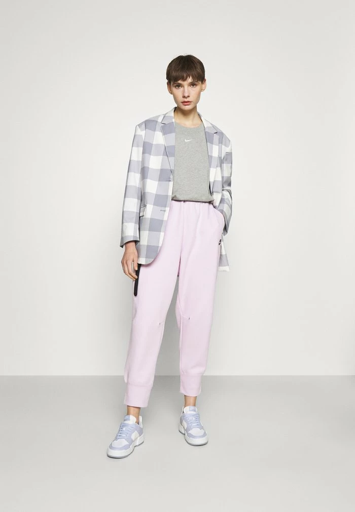 Nike Sportswear PLUS - Basic T-shirt - Grey Heather/white - Image 2