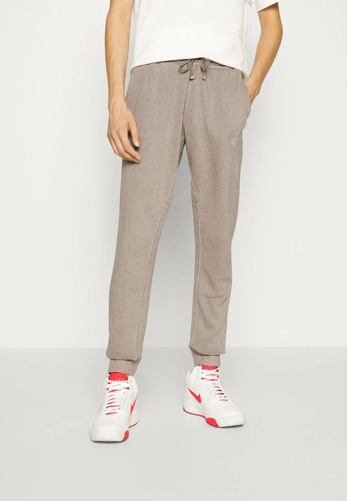 Nike Sportswear CLUB PANT REVIVAL - Tracksuit Bottoms - Olive Grey