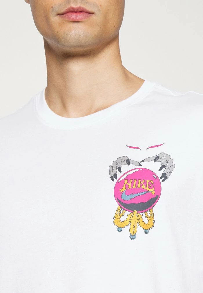 Nike Sportswear TEE FANTASY - Print T-shirt - Summit White - Image 5