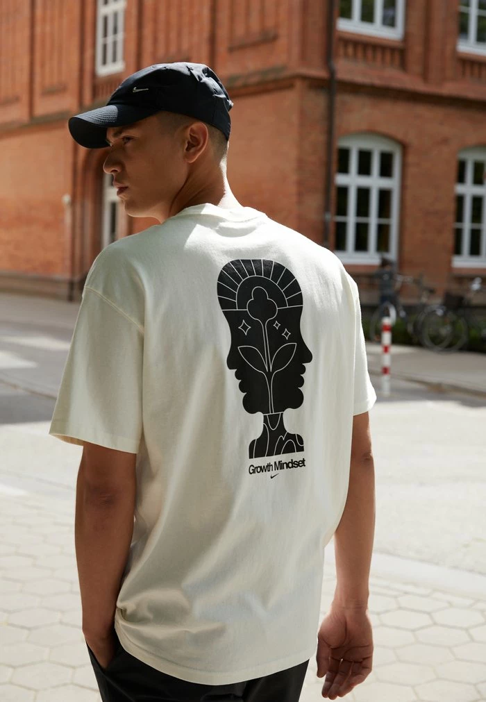 Nike Sportswear SUST TEE - Print T-shirt - Sail